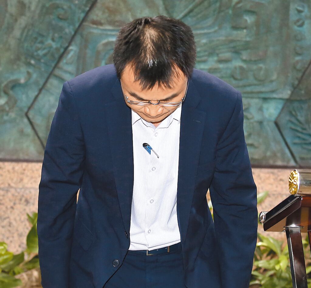 臺(tái)農(nóng)業(yè)部門負(fù)責(zé)人陳吉仲19日傍晚舉行記者會(huì)說明項(xiàng)目進(jìn)口雞蛋議題，當(dāng)日晚間8點(diǎn)在臉書上宣布辭職。 圖片來源：臺(tái)灣“中時(shí)新聞網(wǎng)”