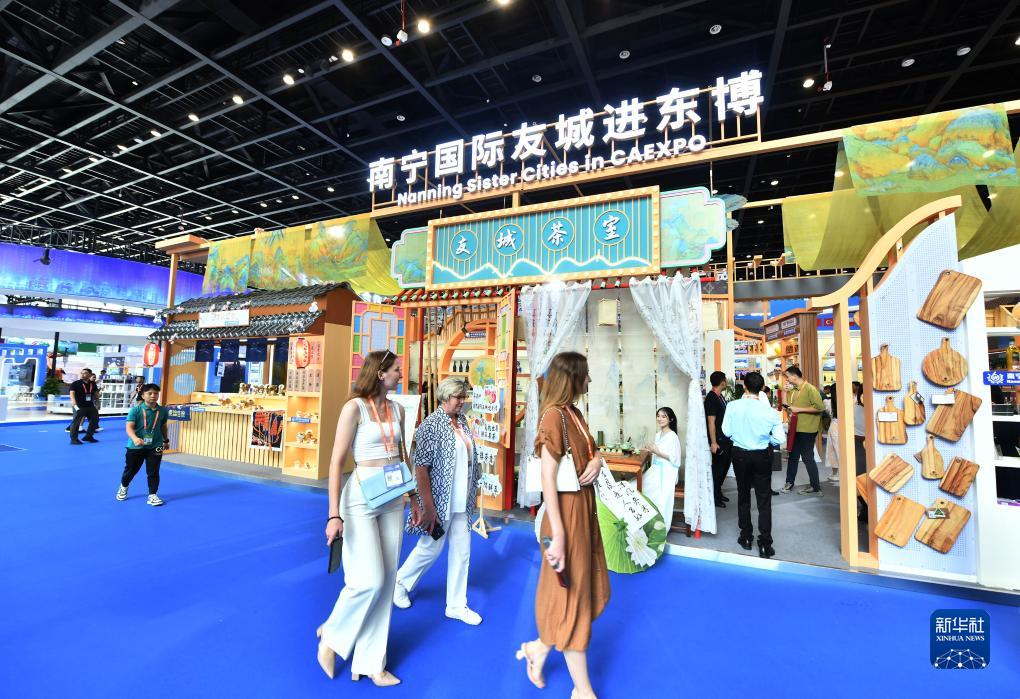9月17日，在南寧國際會(huì)展中心，觀眾在東博會(huì)“一帶一路”國際展區(qū)參觀。當(dāng)日，第二十屆中國—東盟博覽會(huì)和中國—東盟商務(wù)與投資峰會(huì)開幕式在廣西南寧舉行。新華社記者 黃孝邦 攝