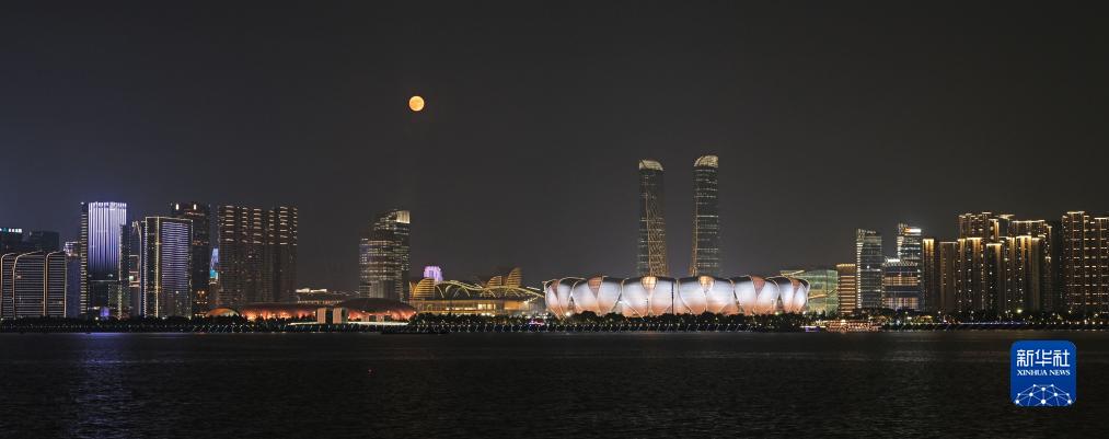 這是9月29日在杭州拍攝的杭州奧體中心體育場和滿月。新華社發(fā)（李忠攝）