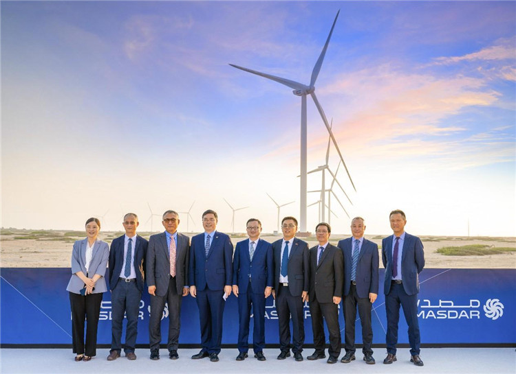 中方建設(shè)者在風(fēng)電場合影。中國電建供圖
