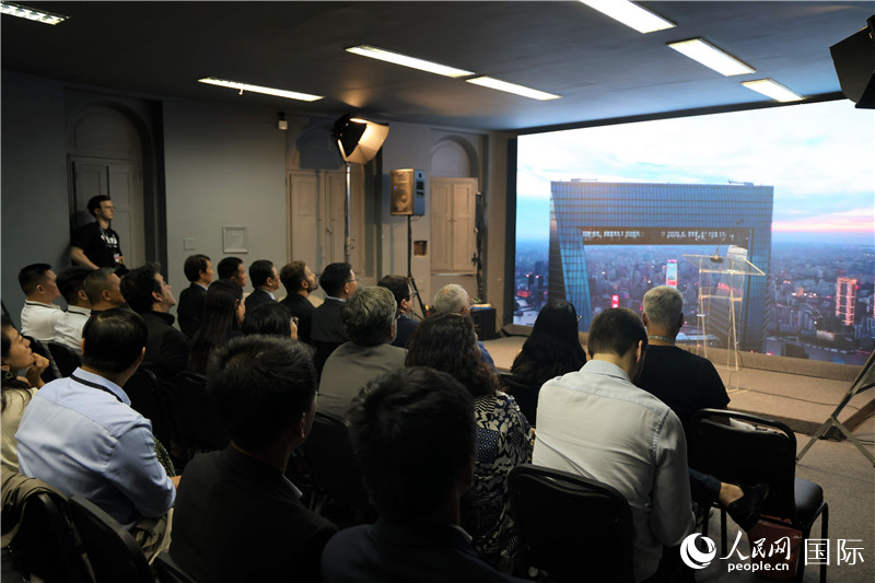 與會嘉賓在現(xiàn)場觀看“中國影視作品展播季”活動宣傳片。人民網(wǎng)記者 時元皓攝