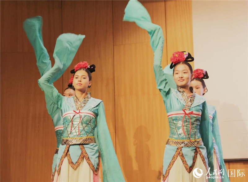 兩國(guó)文化志愿者共同表演中國(guó)傳統(tǒng)舞蹈。人民網(wǎng)記者 陳海琪攝