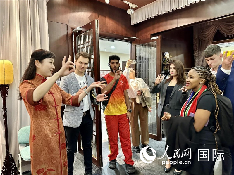 國(guó)際民間人士代表團(tuán)參觀古北市民中心昆曲教室。人民網(wǎng)記者 周雨攝