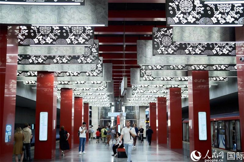 莫斯科米丘林大街地鐵站洋溢著濃郁的“中國風(fēng)”。人民網(wǎng)記者 馬天翼攝