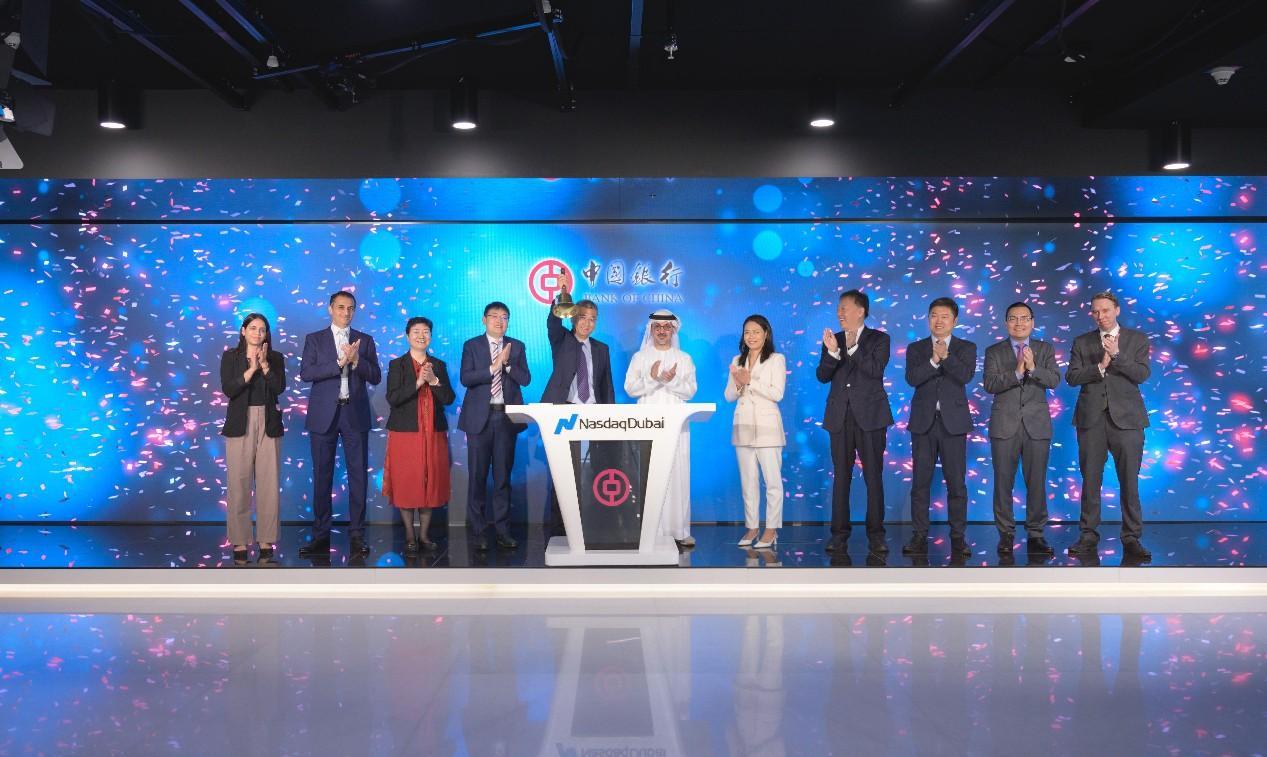 圖為中外嘉賓出席搖鈴儀式。迪拜納斯達(dá)克供圖