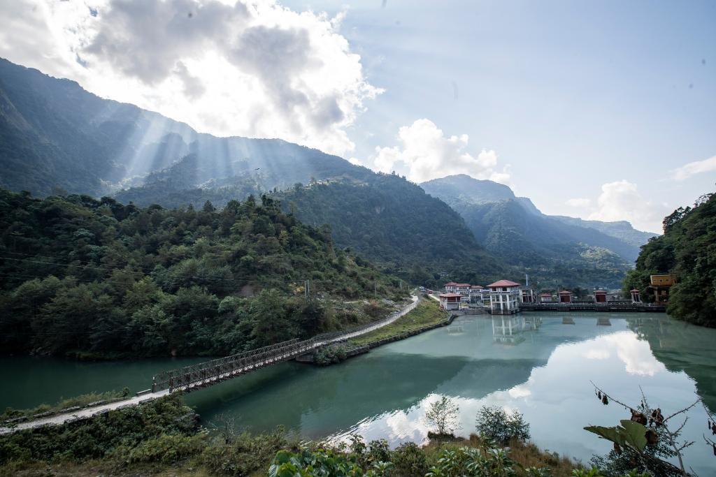 這是2022年11月8日拍攝的尼泊爾上馬相迪A水電站大壩。上馬相迪A水電站位于尼泊爾西部勒姆宗縣，2013年1月開工建設(shè)，2017年1月1日投入商業(yè)運營。該水電站投入運營以來，極大緩解了尼泊爾電力緊缺局面。新華社發(fā)（哈里·馬哈爾詹 攝）