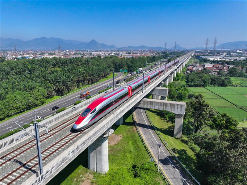 奔馳在雅萬高鐵上的動車組。中車青島四方機車車輛股份有限公司供圖