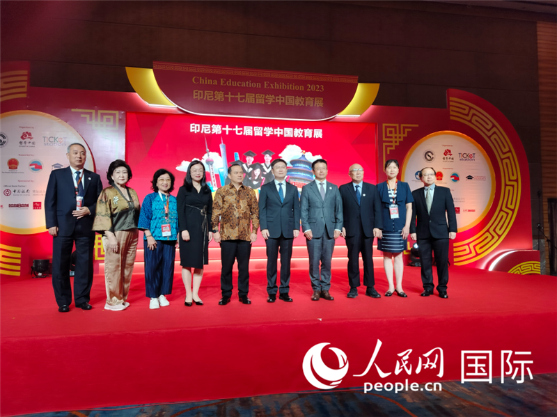 與會(huì)嘉賓合影。人民網(wǎng)記者  李培松攝