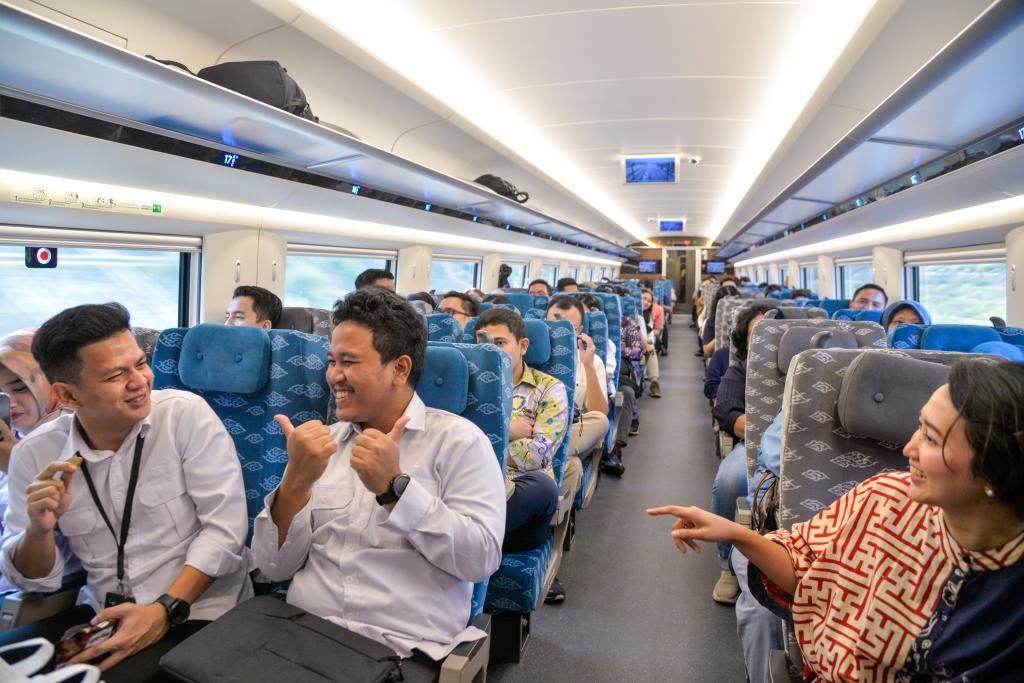 10月17日，乘客在行駛中的雅萬高鐵高速動車組列車車廂內(nèi)交談。