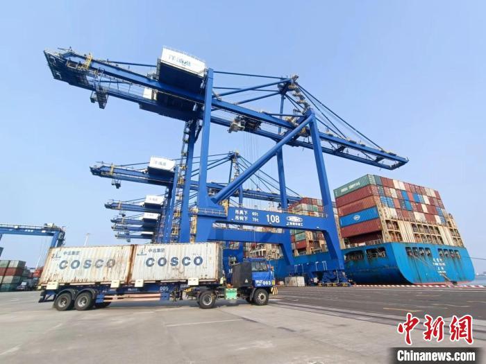 圖為海南洋浦國(guó)際集裝箱碼頭，卡車將集裝箱從后方堆場(chǎng)運(yùn)往碼頭裝卸區(qū)?！?jiān)潞?攝