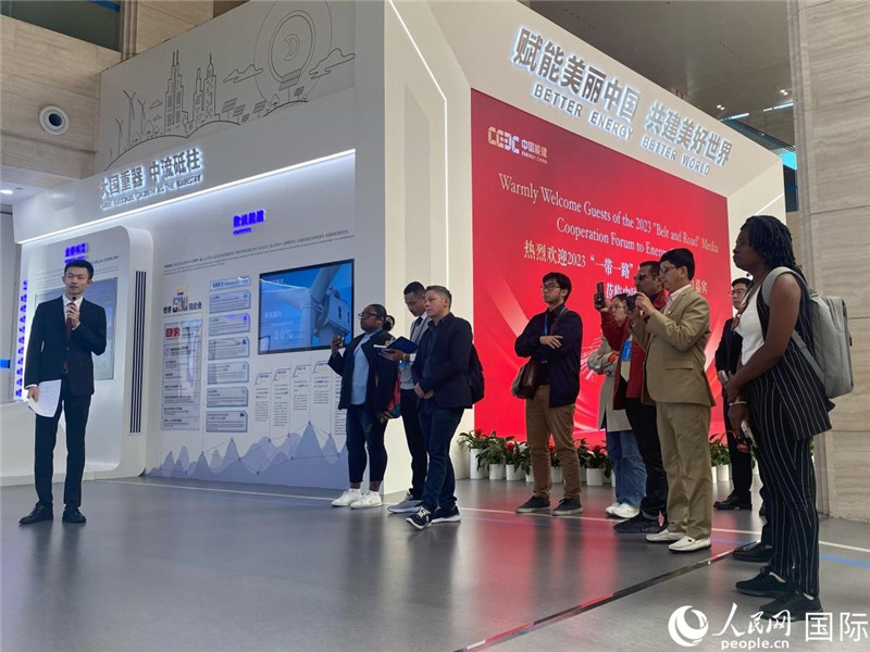 2023“一帶一路”媒體合作論壇聯(lián)合采訪團(tuán)參訪中國能建。人民網(wǎng)記者 于洋攝