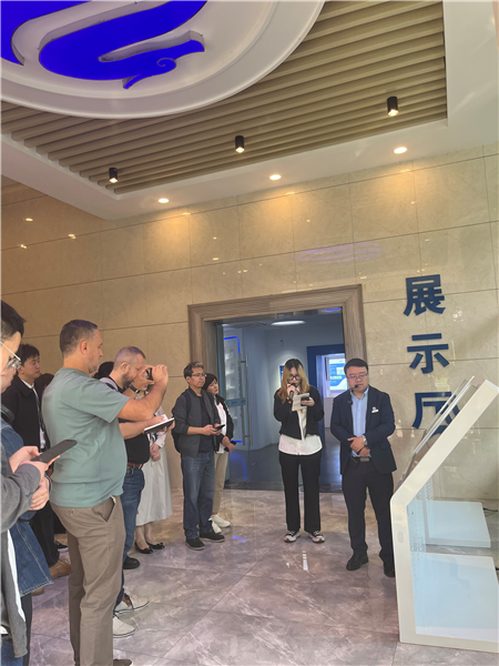 （在文瀾智谷中試產(chǎn)業(yè)基地，中外記者深入了解科技轉(zhuǎn)化情況 趙橙涔攝）