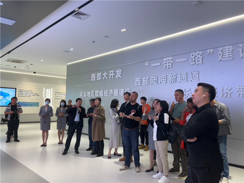 （成都國際鐵路港展廳，中外記者邊聽邊記，了解成都國際鐵路港運行情況 趙橙涔攝