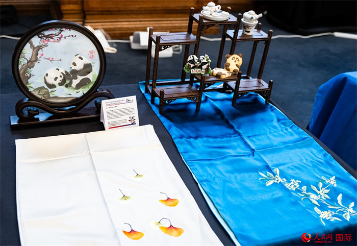 活動(dòng)現(xiàn)場(chǎng)的現(xiàn)場(chǎng)文創(chuàng)展、互動(dòng)體驗(yàn)區(qū)、非遺區(qū)展示。人民網(wǎng) 郭錦標(biāo)攝