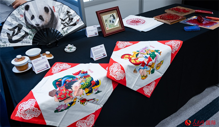 活動(dòng)現(xiàn)場(chǎng)的現(xiàn)場(chǎng)文創(chuàng)展、互動(dòng)體驗(yàn)區(qū)、非遺區(qū)展示。人民網(wǎng) 郭錦標(biāo)攝