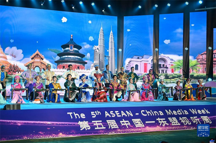 10月21日，在馬來西亞行政首都普特拉賈亞，演員在第五屆中國—東盟視聽周開幕活動上表演。新華社記者 程一恒 攝