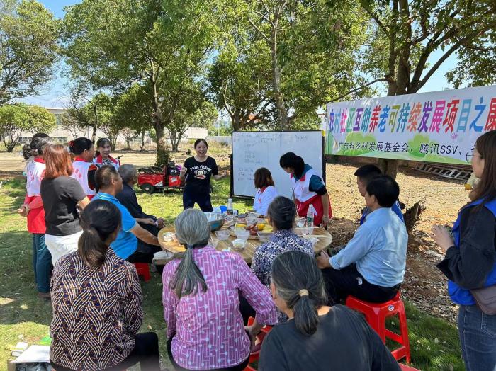 10月23日，廣東韶關(guān)農(nóng)村的互助養(yǎng)老探索，結(jié)合仁化縣董塘鎮(zhèn)新龍村的重陽(yáng)節(jié)活動(dòng)，將村支書、婦女主任、項(xiàng)目管理人員、新龍村助老員、村民志愿者、健康熱心的老人聚集在一起。 受訪者供圖