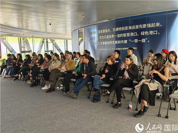 外媒記者探訪天津港北疆港區(qū)C段智能化集裝箱碼頭。人民網(wǎng)記者 符園園攝