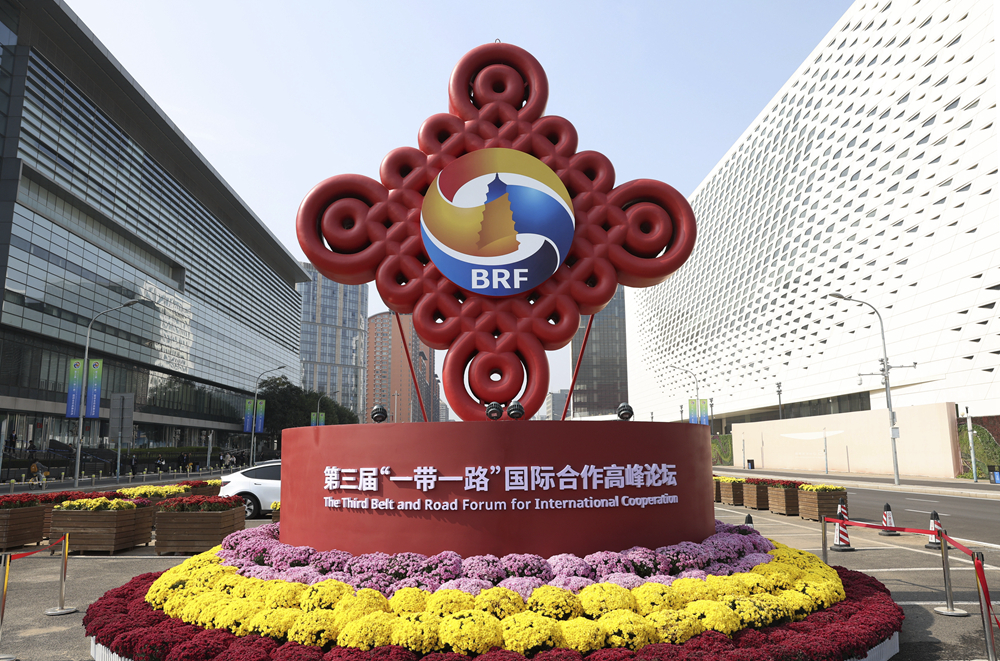 這是在北京國家會議中心附近拍攝的“一帶一路”國際合作高峰論壇景觀布置（2023年10月17日攝）。新華社記者 陳斌 攝