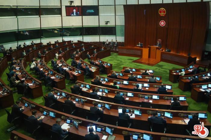 李家超在立法會宣讀新一份施政報告。圖片來源：香港“點新聞” 麥鈞杰 攝
