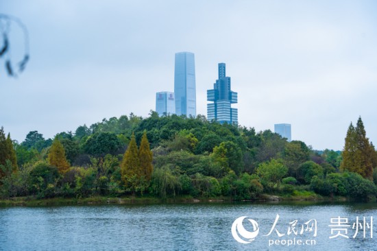 城市地標(biāo)與綠水青山相得益彰。人民網(wǎng) 陽(yáng)茜攝