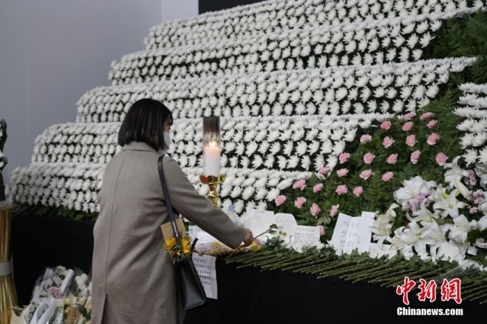 當(dāng)?shù)貢r(shí)間11月1日23時(shí)45分許，韓國(guó)民眾在位于首爾廣場(chǎng)的集體焚香所悼念梨泰院踩踏事故遇難者。 <a target='_blank' href='/'><p  align=