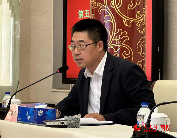10月31日，歐美同學(xué)會副秘書長滕劍峰在第五屆中法文化論壇媒體吹風(fēng)會上講話。（人民網(wǎng) 謝瑩攝）