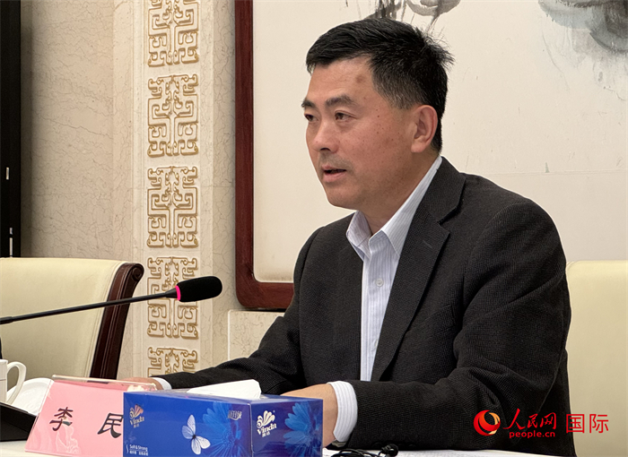 10月31日，歐美同學(xué)會秘書長李民在第五屆中法文化論壇媒體吹風(fēng)會上講話。（人民網(wǎng) 謝瑩攝）