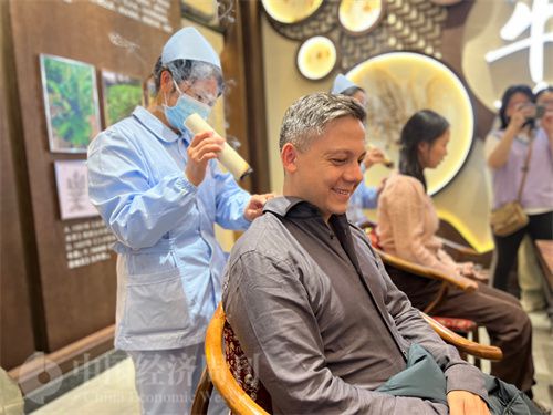   （外媒記者體驗艾灸。中國經(jīng)濟周刊記者 郭志強 攝）