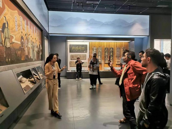  2023“一帶一路”媒體合作論壇聯(lián)合采訪團參觀中國藥都中醫(yī)藥博物館。（本報記者 黃超攝）