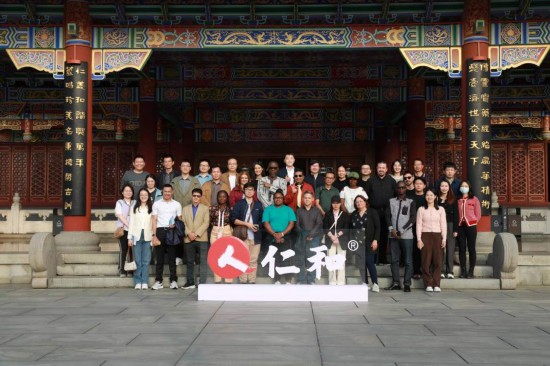 2023“一帶一路”媒體合作論壇聯(lián)合采訪團參觀仁和集團。（受訪者供圖）