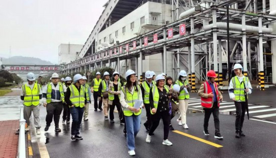   2023“一帶一路”媒體合作論壇聯(lián)合采訪團走進國家電投江西公司分宜電廠廠區(qū)。（本報記者 周歡攝）