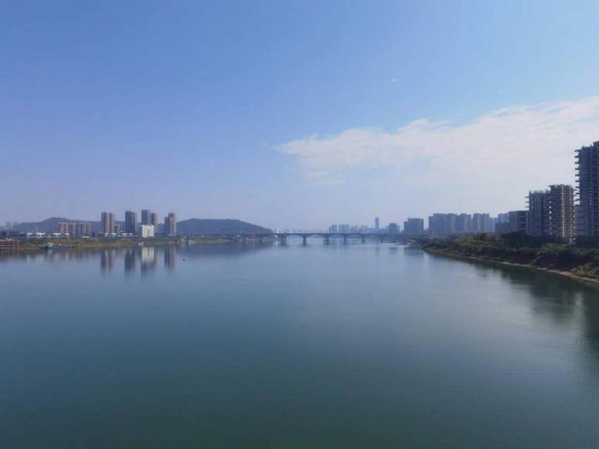 　　10月24日，在清水塘大橋景觀通道上拍攝的湘江景色。本報記者 常雯宜攝