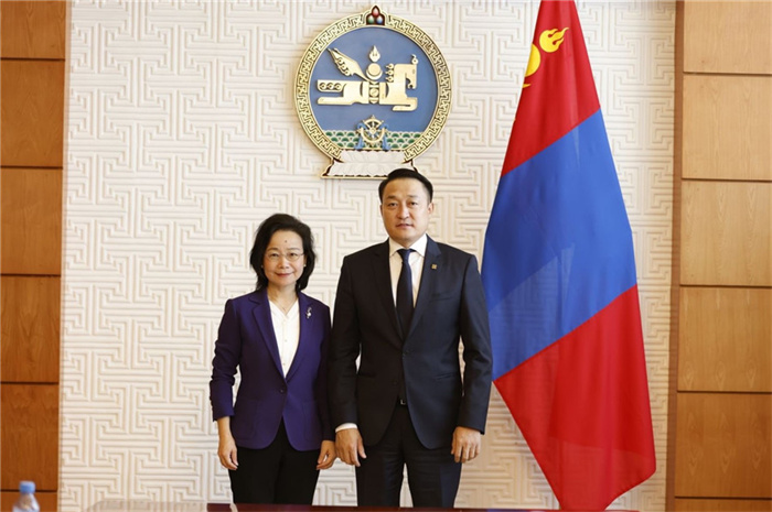 10月31日，中國駐蒙古國大使沈敏娟到任拜會蒙政府辦公廳主任兼蒙古人民黨總書記阿瑪爾巴伊斯格楞（右）。中國駐蒙古使館供圖