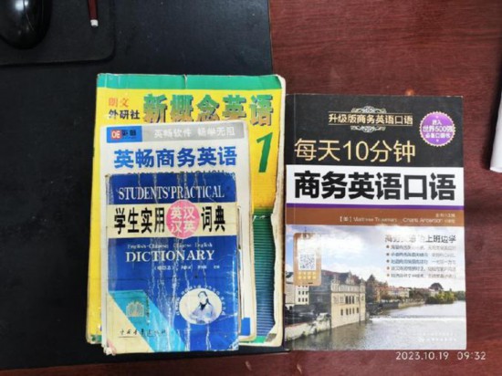  胡振興學(xué)習(xí)英語所用的資料。（圖片由受訪者提供）