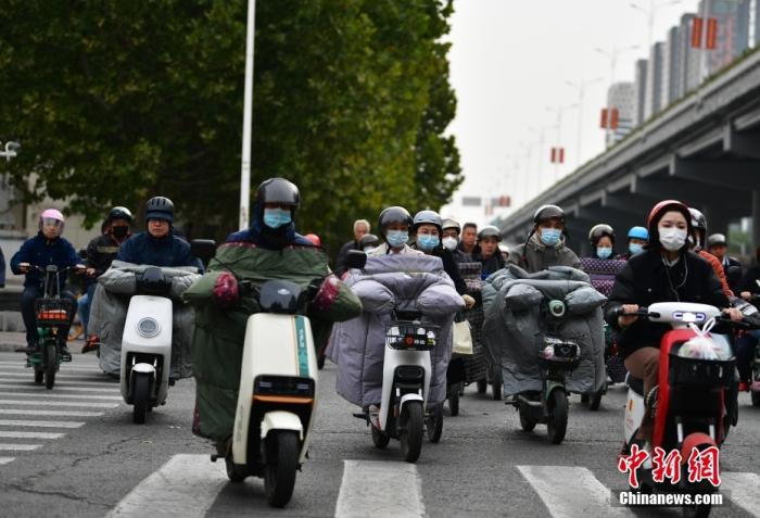 11月3日，河北石家莊迎降溫天氣，市民“捂”裝出行。 <a target='_blank' href='/'><p  align=