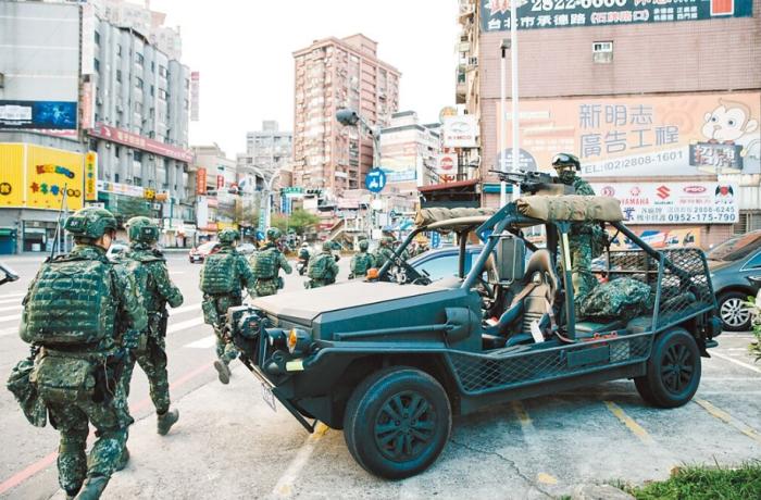 圖為2021年臺陸軍特種作戰(zhàn)指揮部在演習(xí)。圖片來源：臺灣《中國時(shí)報(bào)》。