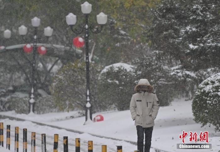 圖為市民在雪中出行。 <a target='_blank' href='/' ><p  align=