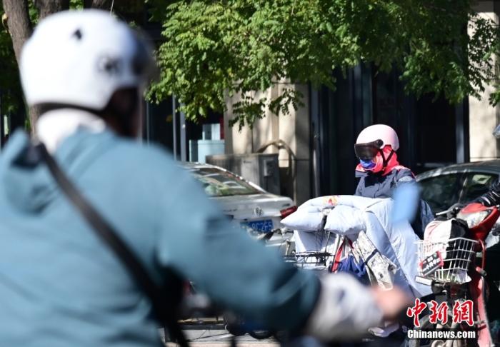 石家莊街頭，市民紛紛穿上厚厚的外套“捂”裝前行。 <a target='_blank' href='/'><p  align=