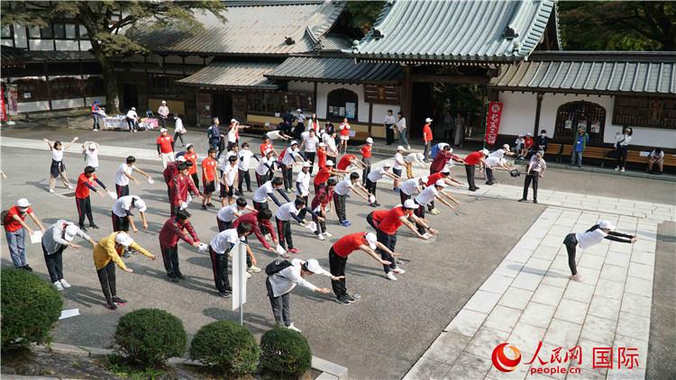 開跑前，中日青少年一起做熱身運動。人民網(wǎng) 蔣曉辰攝