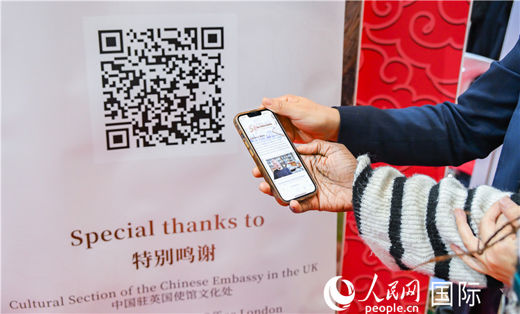 觀眾掃碼《我們的中國故事》系列視頻。人民網(wǎng) 郭錦標攝