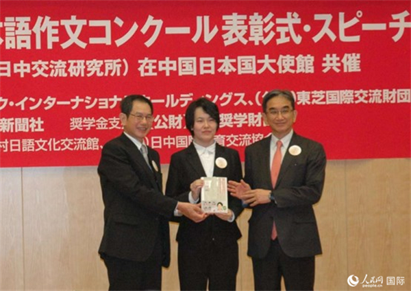 日本駐華大使垂秀夫（右一）、日本僑報(bào)社總編輯段躍中（左一）和趙志琳同學(xué)合影留念。人民網(wǎng)記者 陳建軍攝