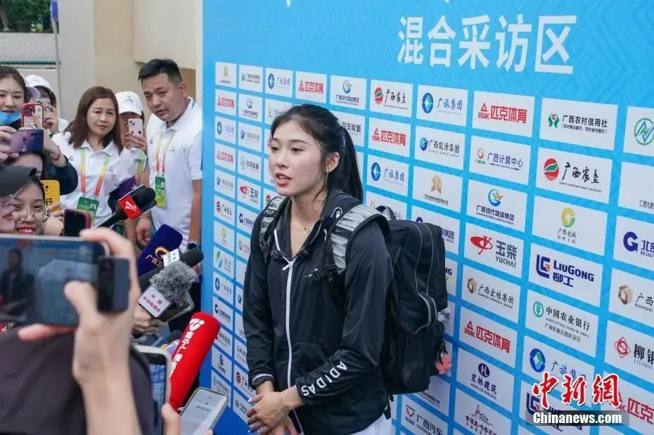 圖為吳艷妮在10日比賽結(jié)束后接受媒體采訪。陳冠言 攝