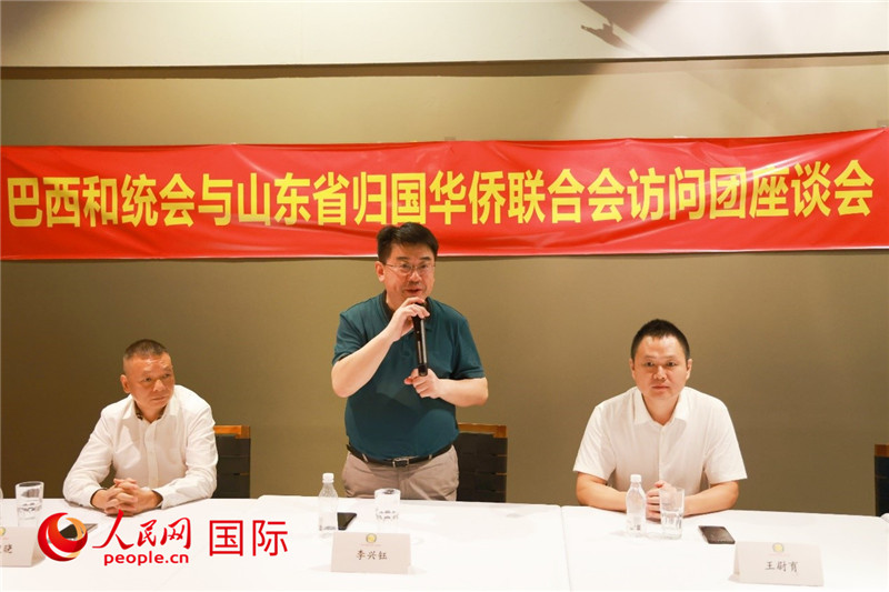 中國僑聯(lián)副主席、山東省僑聯(lián)主席李興鈺（中）在座談會上致辭。人民網(wǎng)記者 陳海琪攝