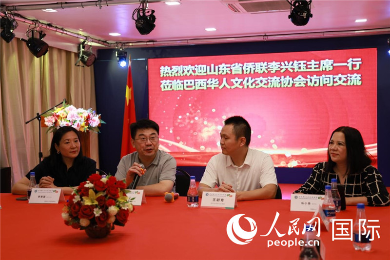 山東省僑聯(lián)主席李興鈺（左二）和與會僑領(lǐng)座談。人民網(wǎng)記者宋亦然攝