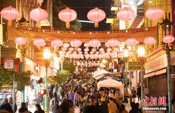 當(dāng)?shù)貢r(shí)間11月10日，美國舊金山唐人街夜市人頭攢動(dòng)。亞太經(jīng)合組織(APEC)第三十次領(lǐng)導(dǎo)人非正式會議將在舊金山舉行，當(dāng)?shù)靥迫私钟?jì)劃舉辦包括夜市在內(nèi)的多場活動(dòng)，以吸引與會者、游客和市民的光顧。<a target='_blank' href='/'><p  align=
