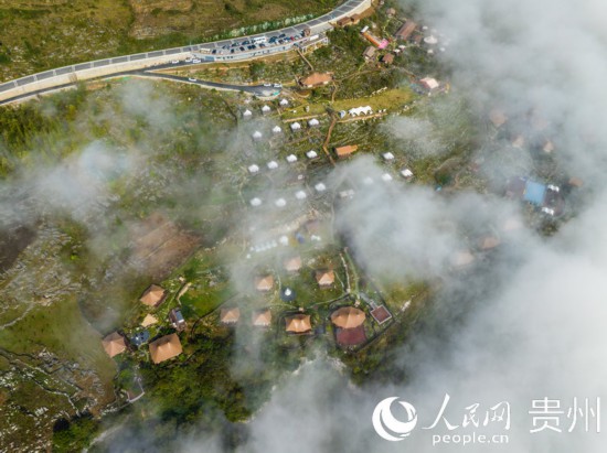 航拍掩映在晨間薄霧中的“花都里·化屋野奢度假營地“。人民網(wǎng) 陽茜攝