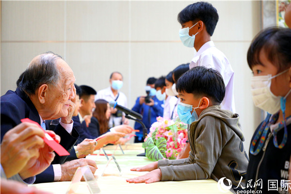 圖為獎助學金頒發(fā)現(xiàn)場。人民網(wǎng)記者 白元琪攝