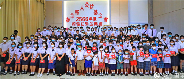 圖為出席嘉賓和現(xiàn)場獲獎學生合影留念。人民網(wǎng)記者 白元琪攝