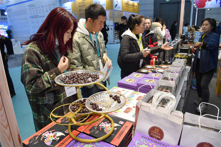 11月16日，觀眾在第七屆絲博會(huì)印度尼西亞展位上參觀選購食品。新華社記者 邵瑞 攝